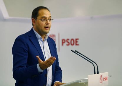 César Luena, durante la rueda de prensa de ayer.
