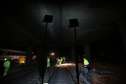 Generalmente se suele trabajar en zonas de escasa iluminación lo que obliga a iluminar con focos la zona de trabajo.