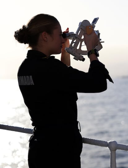 La princesa de Asturias continúa con su formación naval como guardiamarina en el buque escuela 'Juan Sebastián Elcano' en el que se embarcó el pasado 11 de enero y que navega rumbo a Brasil, primer país que visitará el crucero de instrucción.