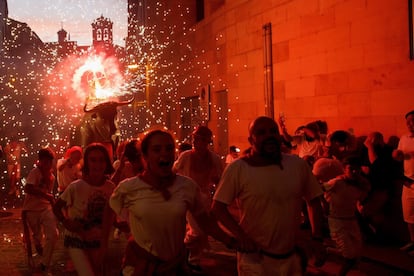 Celebración del 'Toro del Fuego' por las calles de Pamplona, el 7 de julio de 2016.