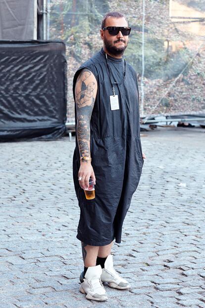 Xavi García, peluquero y dueño de Salón 44 en Madrid, lleva conjunto y zapatillas de Rick Owens y gafas de Philip Lim.