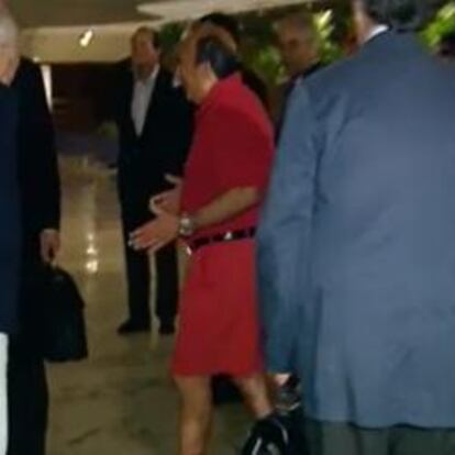 El presidente de Banco Santander, Emilio Botín, saluda al rey don Juan Carlos en Brasilia en junio de 2012. (Vídeo: Atlas)