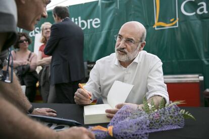 Fernando Aramburu, autor de Patria, el libro más vendido en castellano este sant Jordi, firma ejemplares de su obra a los lectores.