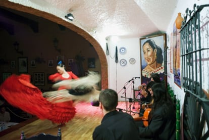 Actuación de flamenco en la peña La Perla de Cádiz