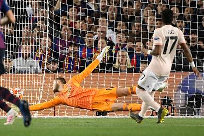 El portero David De Gea concede el gol inaugural del partido al Barcelona.