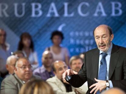 El candidato del PSOE a la presidencia del Gobierno, Alfredo Pérez Rubalcaba, en un acto con simpatizantes en Bilbao