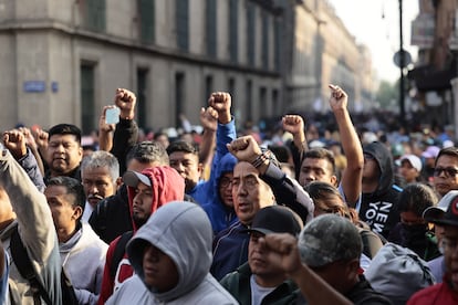 Mestros miembros de la Coordinadora Nacional de Trabajadores de la Educación (CNTE) protestaban el 21 de mayo ante el Palacio Nacional en Ciudad de México.