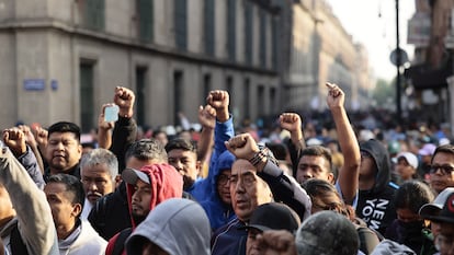 Mestros miembros de la Coordinadora Nacional de Trabajadores de la Educación (CNTE) protestaban el 21 de mayo ante el Palacio Nacional en Ciudad de México.