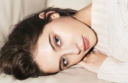 Iris Law, hija del actor Jude Law y Sadie Frost, como imagen de la línea de cosméticos de Burberry.