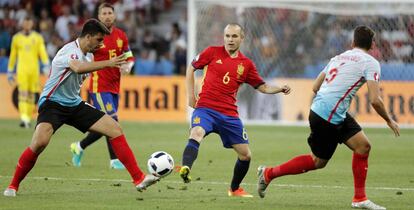 Iniesta, rodeado de rivales.