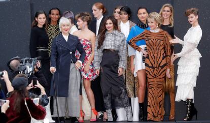 Barbara Palvin, Helen Mirren, y Jane Fonda, entre otras modelos, en la pasarela de L&#039;Oreal, en Par&iacute;s. 