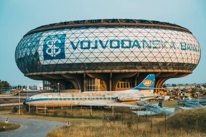 Aviones abandonados de la época yugoslava a las afueras del Museo Aeronáutico de Belgrado.