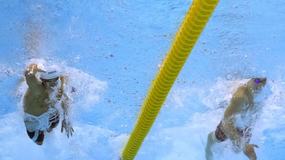 David Popovici, izquierda, batalla con Maxime Grousset en los últimos metros de la final de 100 libre.