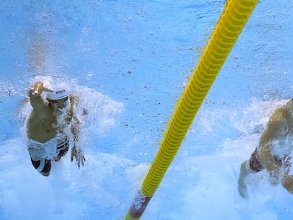 David Popovici, izquierda, batalla con Maxime Grousset en los últimos metros de la final de 100 libre.