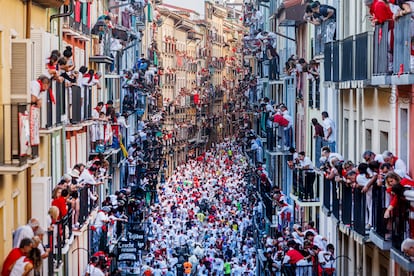 Paso de la manada de Miura por la calle Estafeta, este viernes.