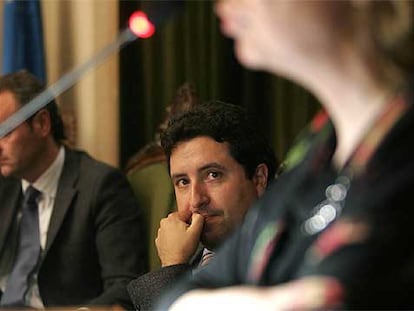 El concejal de Urbanismo, Javier Moliner, escuchaba ayer a la socialista Josefina Gimeno en el pleno.