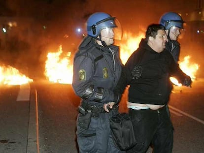 Dos agentes detienen a un manifestante ayer en Copenhague.