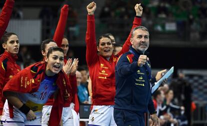 Carlos Viver celebra un gol de España ante Noruega.