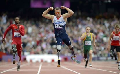 El britanico Richard Whitehead gana la final de 200m.