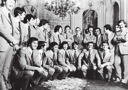 El equipo de 1973 de Colo Colo junto a Salvador Allende