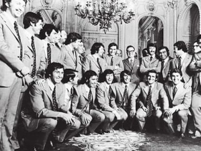 El equipo de 1973 de Colo Colo junto a Salvador Allende.