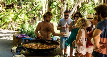 Un grupo de estudiantes espa&ntilde;oles en una barbacoa en Byron Bay.