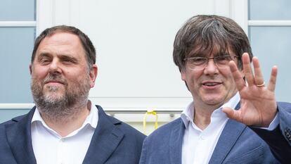 Oriol Junqueras y Carles Puigdemont el 7 de julio de 2021, cuando se reencontraron en Waterloo (Bélgica) cuatro años después de que el primero fuera a prisión y el segundo se fugase para evitar ser juzgado.