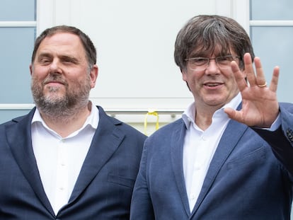 Oriol Junqueras y Carles Puigdemont el 7 de julio de 2021, cuando se reencontraron en Waterloo (Bélgica) cuatro años después de que el primero fuera a prisión y el segundo se fugase para evitar ser juzgado.