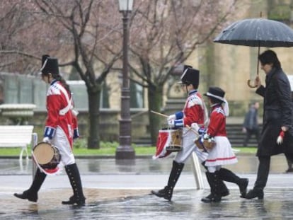 Suspendida por la lluvia la Tamborrada infantil en San Sebastián.