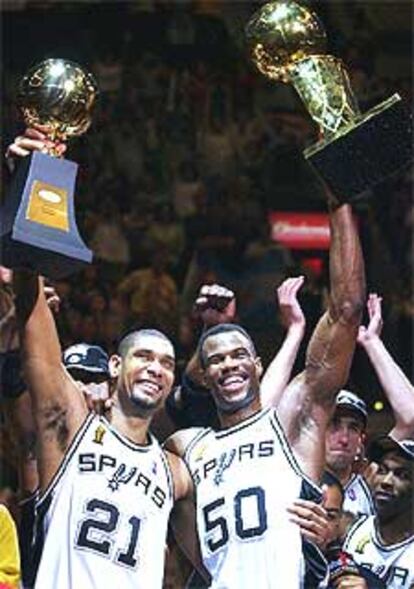 Duncan (izqda.) y David Robinson celebran el triunfo de su equipo.