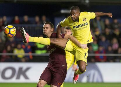 El delantero francés del Villarreal Bakambu pelea un balón con el belga Vermaelen, del FC Barcelona.