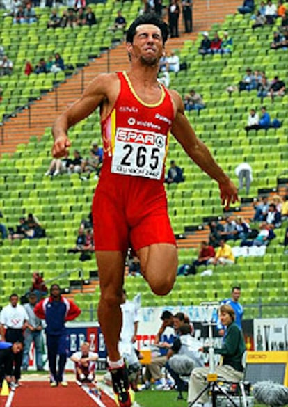 El saltador de altura Raúl Fernández durante las pruebas de clasificación de salto de longitud en Munich