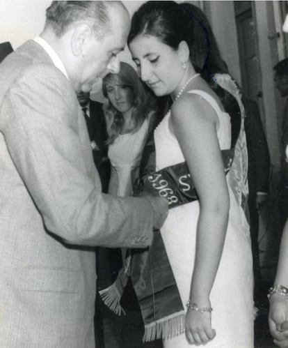 Loreto Gallegos llegó a Sidi Ifni en 1965, con 17 años. La foto es de tres años después, cuando le impusieron la banda de reina de las fiestas de la ciudad, que se celebraban la semana del 18 de julio, fecha de la sublevación militar de 1936.