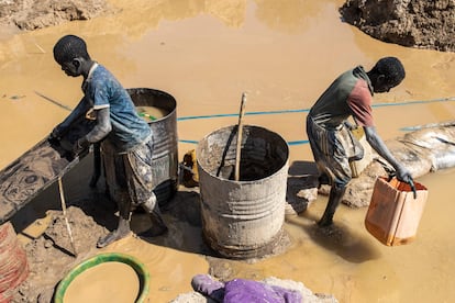 Jóvenes mineros artesanales buscan oro en la mina de Bantakokouta.