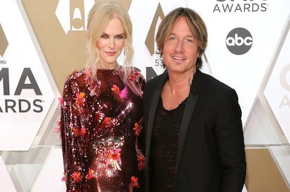 Nicole Kidman y Keith Urban. Aunque el músico encarna actualmente una imagen de cónyuge ejemplar, siempre el lado de su mujer en cualquier evento, su relación ha atravesado momentos oscuros por culpa de sus adiciones. "Durante mucho tiempo el alcohol y las drogas, sobre todo el éxtasis y la cocaína, eran lo mío. Puedo decir que me encantaban", conféso a Rolling Stone. Como contaban en la revista Icon, "Nicole se quedó a su lado cuando, solo cuatro meses después de su boda, el músico decidió ingresar en un centro de desintoxicación. Allí pasó tres meses incomunicado, cerrando heridas". Él mismo ha confesado públicamente el papel fundamental de su mujer en su recuperación: "Cuando conocí a Nicole volví a nacer. Por primera vez en mi vida sentí que de verdad podía deshacerme de los grilletes de la adicción sin recaer constantemente".