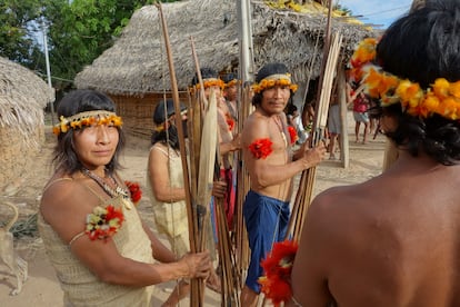 Awa men and women prepare to go hunting