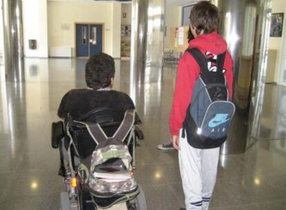 Aaron, de 12 años, a la izquierda, junto a su primo en el instituto Marjana, de Chiva (Valencia).