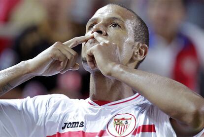 Luis Fabiano marca el gol del empate en la segunda mitad del partido.