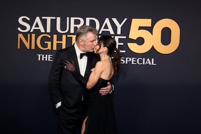 Alec Baldwin (Nueva York, 66 años) acudió con su mujer, Hilaria (Massachusetts, 41 años), con quien compartió un tierno beso ante las cámaras. Su hogar quedará al descubierto a partir del próximo 23 de febrero en 'The Baldwins', una docuserie que relata el día a día de esta numerosa familia y en el que se sincerarán sobre su vida después del trágico tiroteo en el set de la película 'Rust' (cuando se produjo la muerte accidental a tiros de la directora de fotografía Halyna Hutchins por parte de Baldwin) y relata cómo han logrado enfrentar los momentos difíciles tras el incidente.