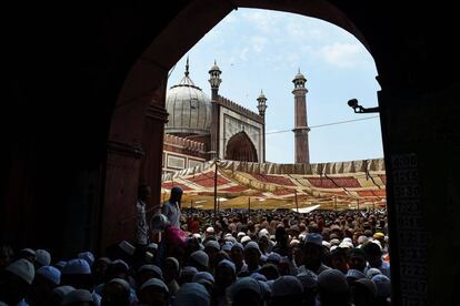 Musulmanes indios abandonan la mezquita el último viernes del mes sagrado del Ramadán en la mezquita Jama Masjid, antes del festival musulmán de Eid al-Fitr, en Nueva Delhi.