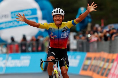 Caicedo, campeón de Ecuador, cruza ganador la meta del Etna este lunes.