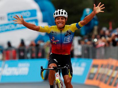 Caicedo, campeón de Ecuador, cruza ganador la meta del Etna este lunes.