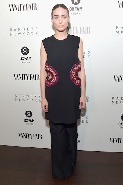 En la cena organizada en Nueva York por Vanity Fair y Barneys se dejo ver Rooney Mara. Su conjunto de Céline es un soplo de aire fresco.