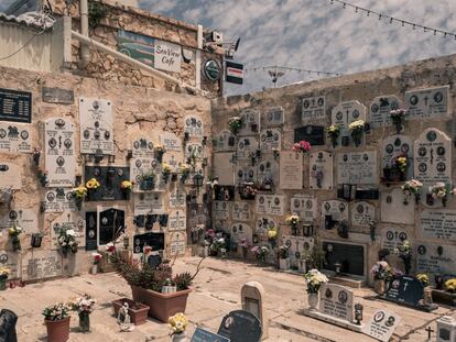 Mellieha, Malta. 14 de mayo de 2018. Cementerio situado detrás del café Sea View de Mellieha.