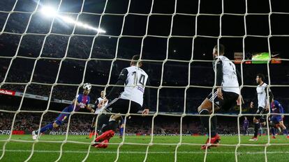 Luis Suárez marca el gol del Barça.