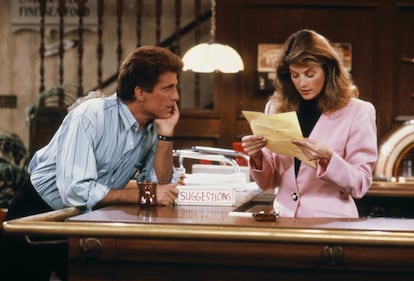 La actriz Kirstie Alley, en una imagen con Ted Danson en la serie 'Cheers'.