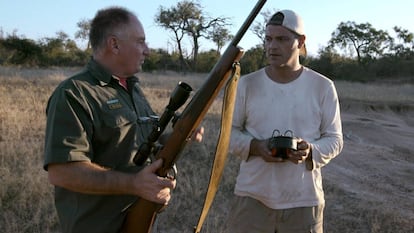 Frank Cuesta (derecha), con uno de los cazadores en 'Wild Frank: Cazadores'.
