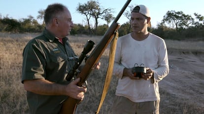 Frank Cuesta (derecha), con uno de los cazadores en &#039;Wild Frank: Cazadores&#039;.