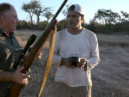 Frank Cuesta (derecha), con uno de los cazadores en &#039;Wild Frank: Cazadores&#039;.