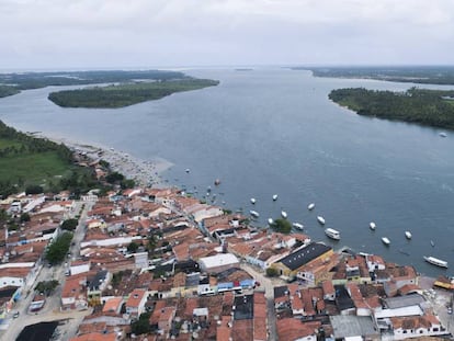 Vista aérea da cidade de Piaçabuçu, Alagoas, que fica na foz do Rio São Francisco.